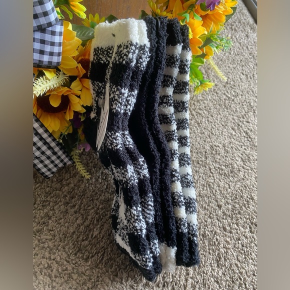 ☀️ NWT me moi fuzzy socks - Picture 3 of 6